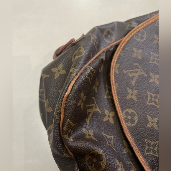 LV MESSENGER BAG
light frey to belt but leather is in perfect conditioning main image 15